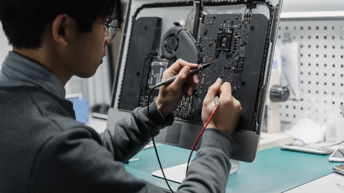 pg平台电子鑫聚汇|《小李飞刀》作为新派武侠文学的里程碑之作，其叙事内核早已超越传统江湖传奇的框架。徐浩峰以冷峻笔触解构武侠世界的宿命论，在飞刀与剑道的碰撞中，构建出独特的存在主义寓言。